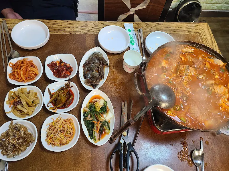 푸짐하게 차려진 밑반찬과 묵은지 고등어찜 한 상