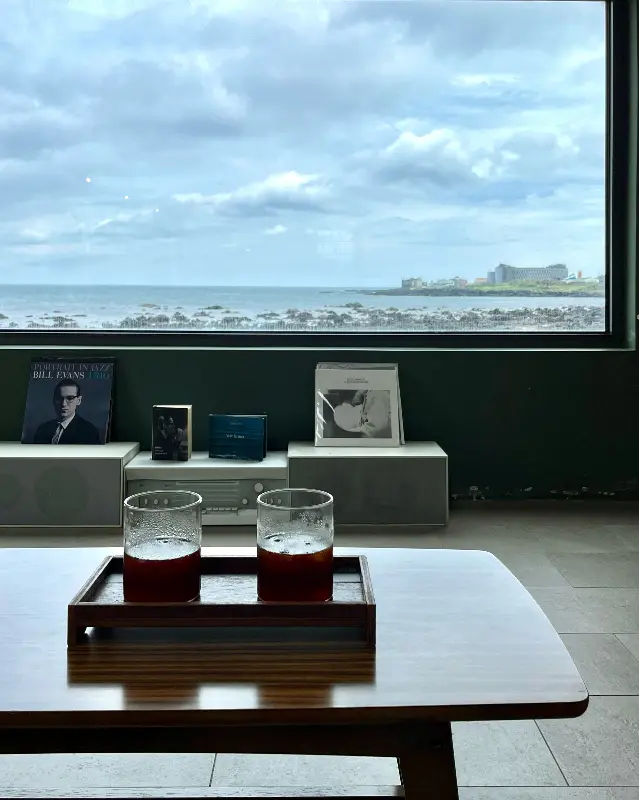 커피와 바다 풍경