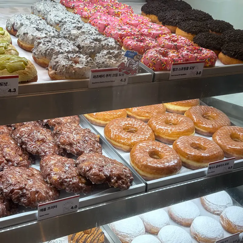 다양한 종류의 도넛이 진열된 쇼케이스