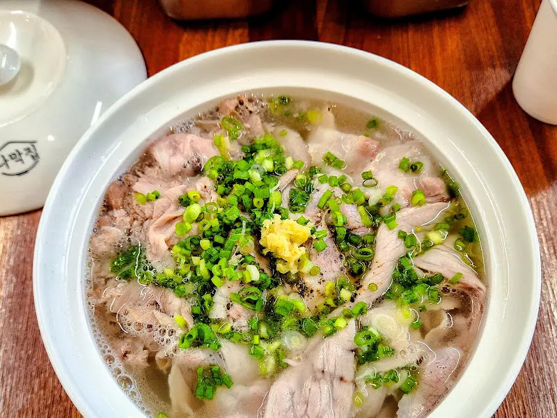 돼지곰탕 근접샷