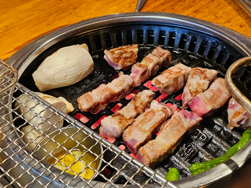 숯불 위에서 맛있게 익어가는 고기