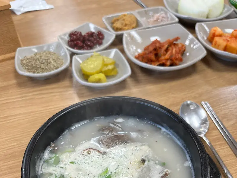 푸짐한 가우도국밥의 반찬