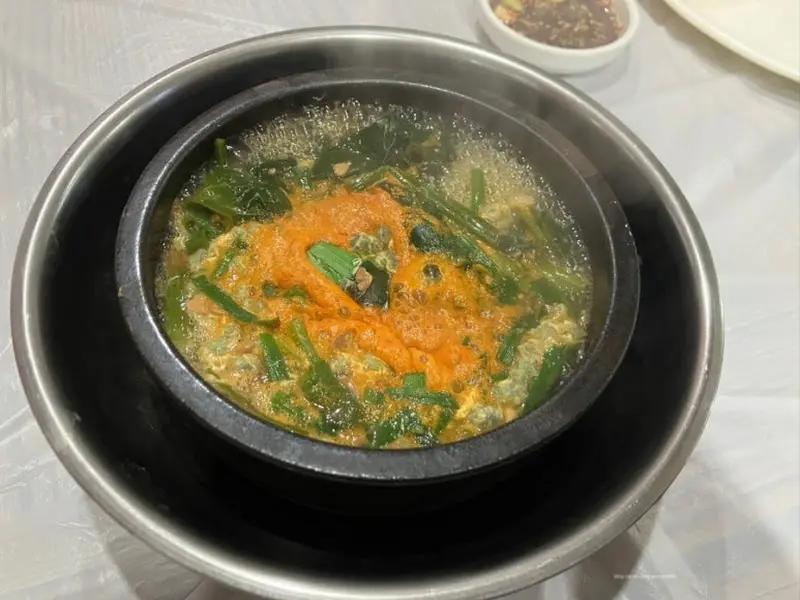 뚝배기에 담겨 나오는 올갱이 해장국