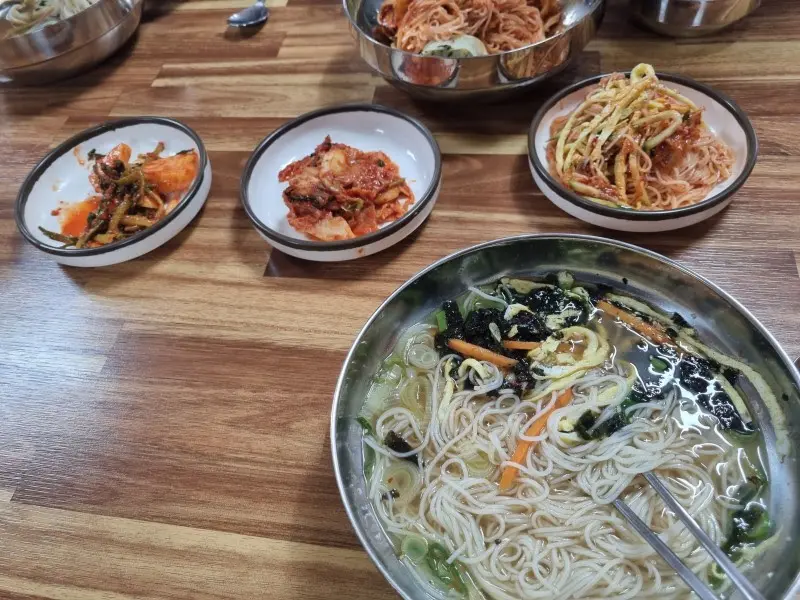 푸짐한 양을 자랑하는 국수