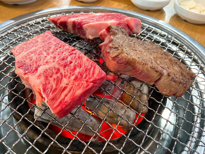 숯불 위에서 익어가는 꽃등심