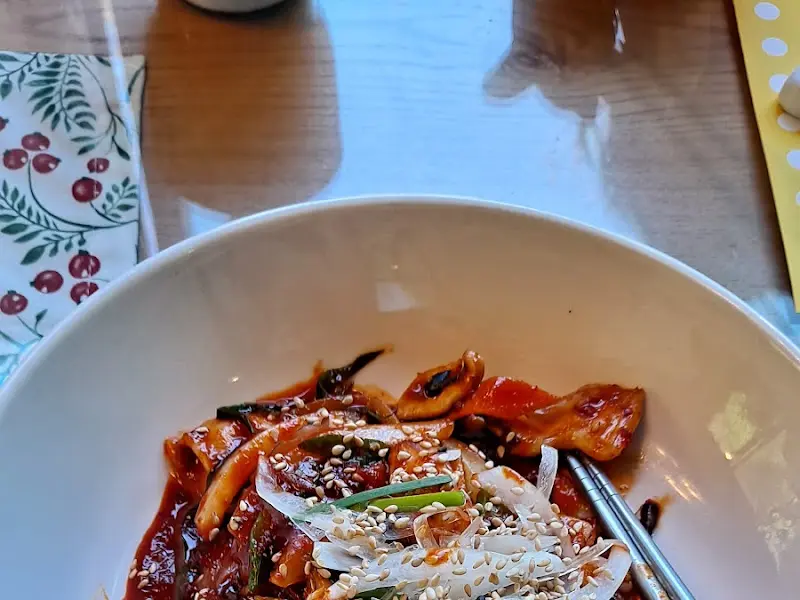 매콤달콤한 양념이 돋보이는 낚지볶음
