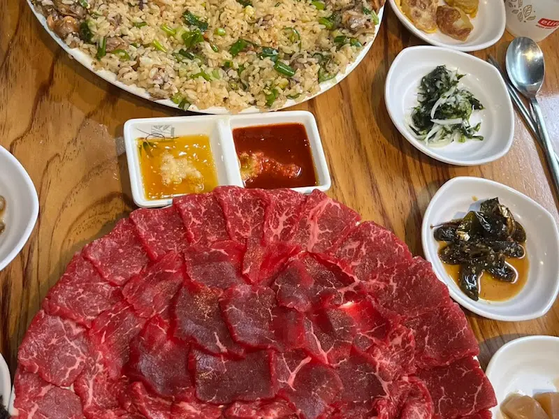 엄지네 꼬막비빔밥과 육사시미 한 상 차림