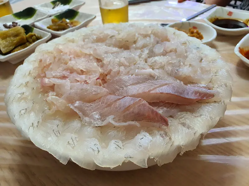 싱싱한 세꼬시가 돋보이는 모듬회