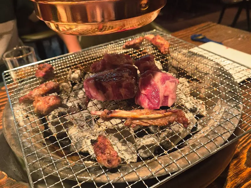 숯불 위에서 익어가는 양갈비