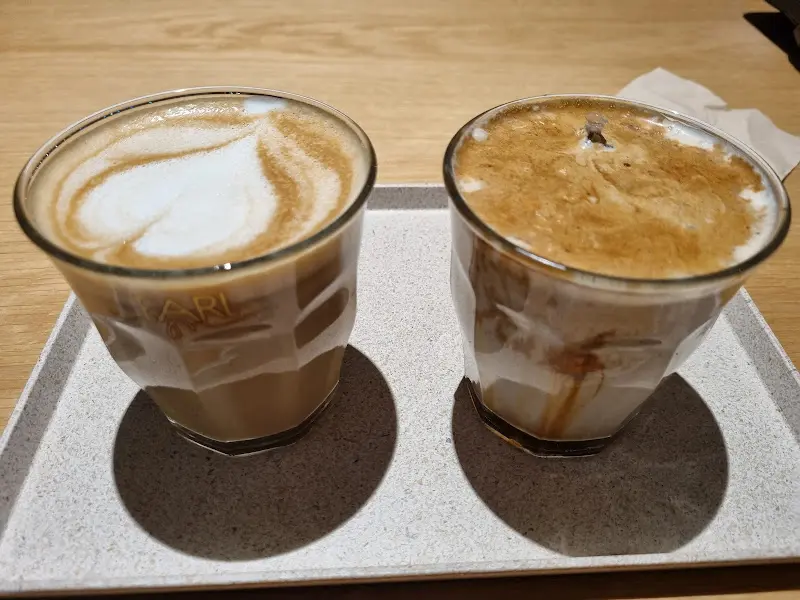 쟁반 위에 놓인 아몬드 크림 라떼 두 잔