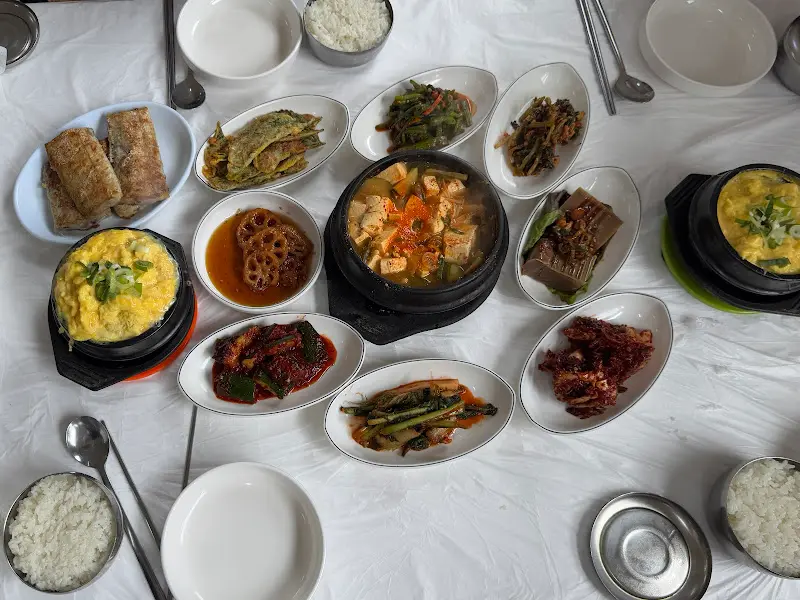 푸짐한 한 상 차림의 백반 정식