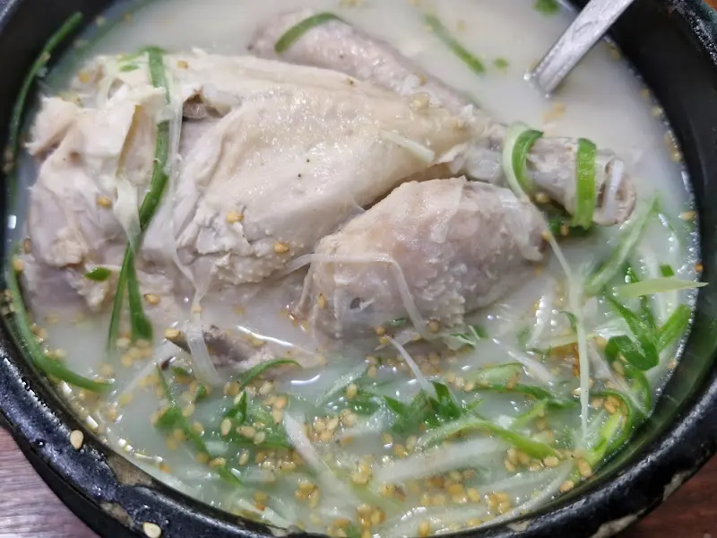 뚝배기에 담겨 나온 동래삼계탕의 모습