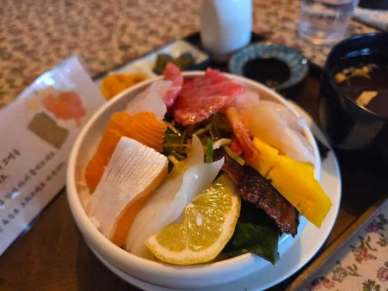 신선한 해산물이 가득한 카이센동