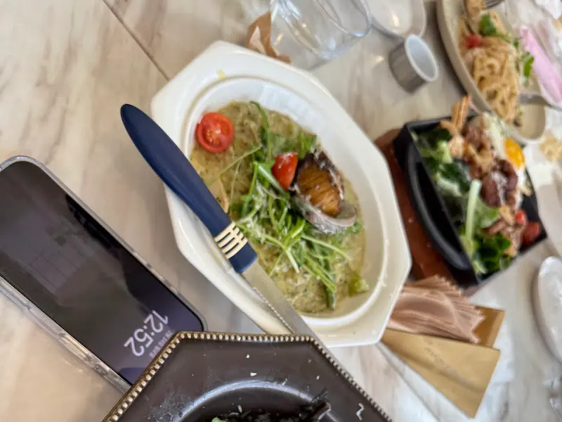 테이블 위에 놓인 음식 사진