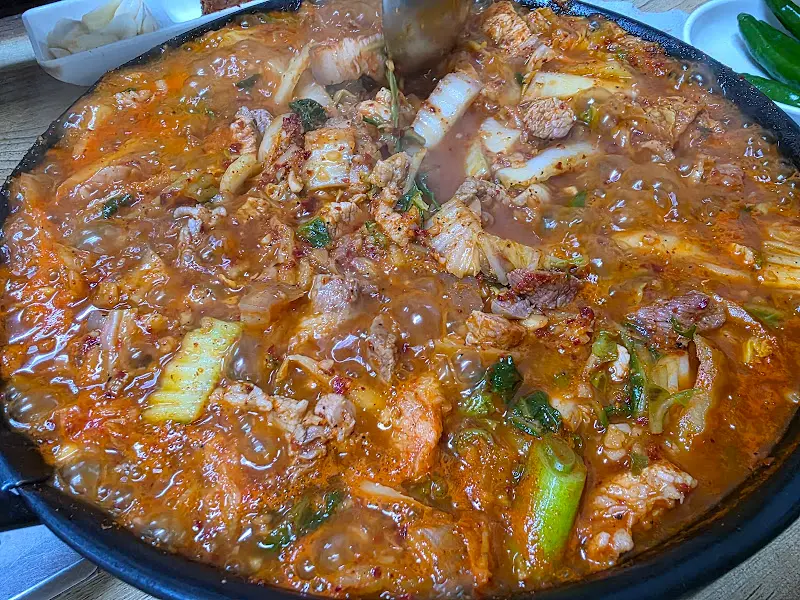 끓고 있는 도산식육식당의 돼지찌개
