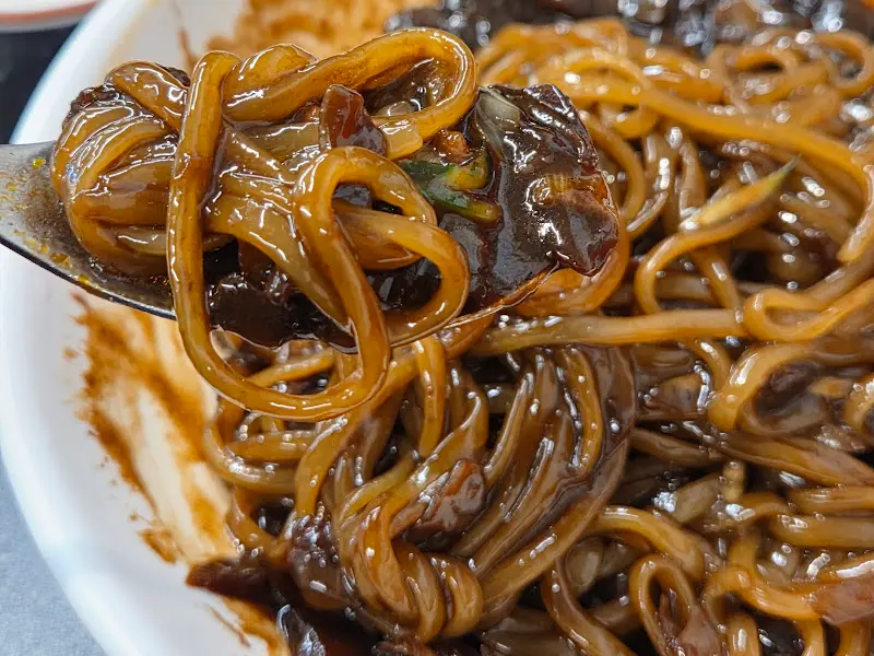 윤기가 흐르는 유니짜장