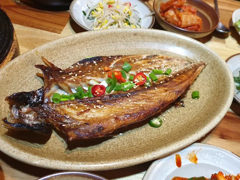 노릇하게 구워진 고등어구이