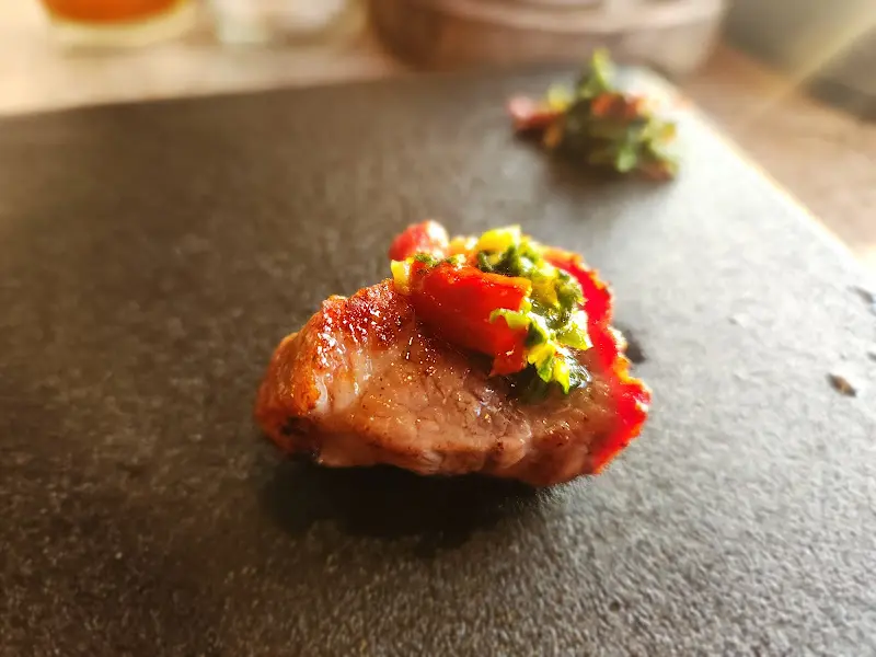 잘 구워진 흑돼지 한 점