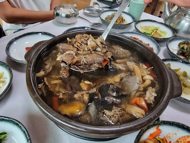 자연산 버섯탕과 다양한 반찬들