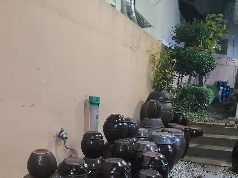 장독대가 놓인 식당 외부 풍경