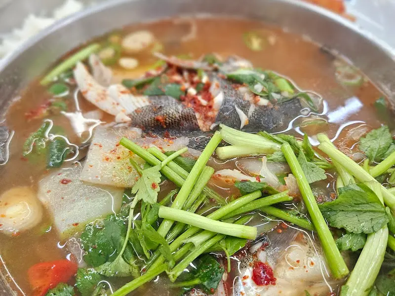 싱싱한 뽈락이 통째로 들어간 매운탕