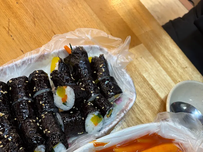 접시에 담긴 꼬마 김밥