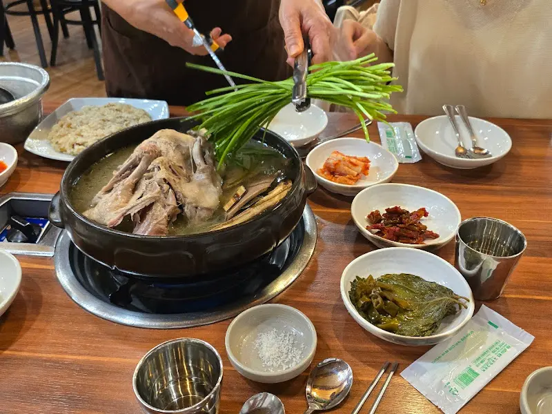 직원분이 오리를 먹기 좋게 손질해주는 모습