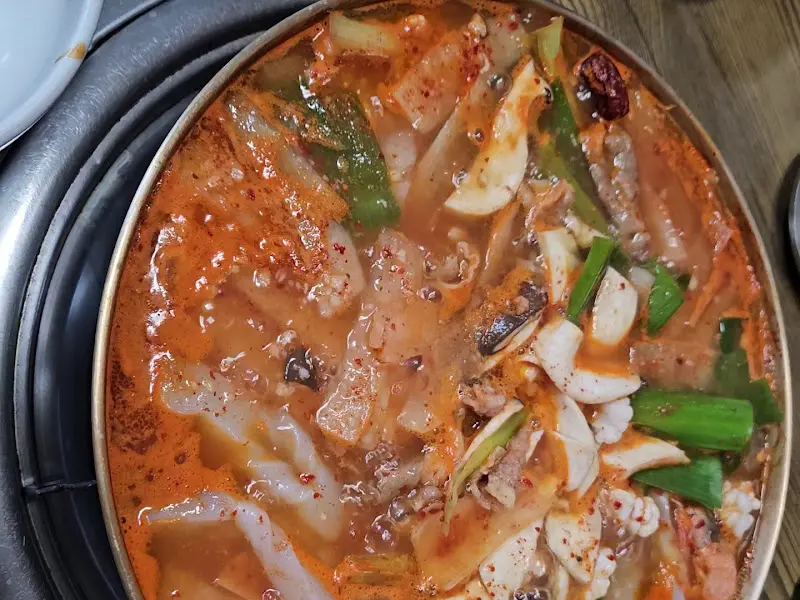 다채로운 재료가 듬뿍 들어간 궁중전골의 모습