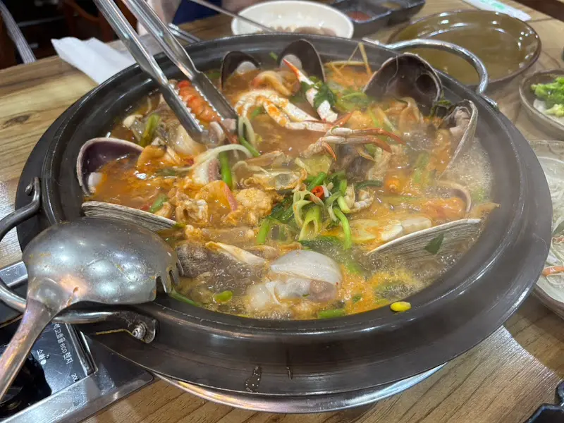 푸짐한 해산물이 가득한 전복해물탕