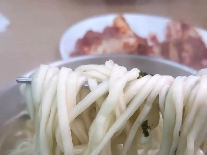 탱글탱글한 면발이 돋보이는 칼국수