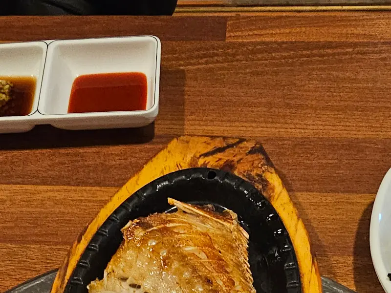 신선한 회 한 점과 곁들여지는 소스