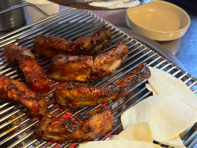 숯불 위에서 익어가는 매운 쪽갈비