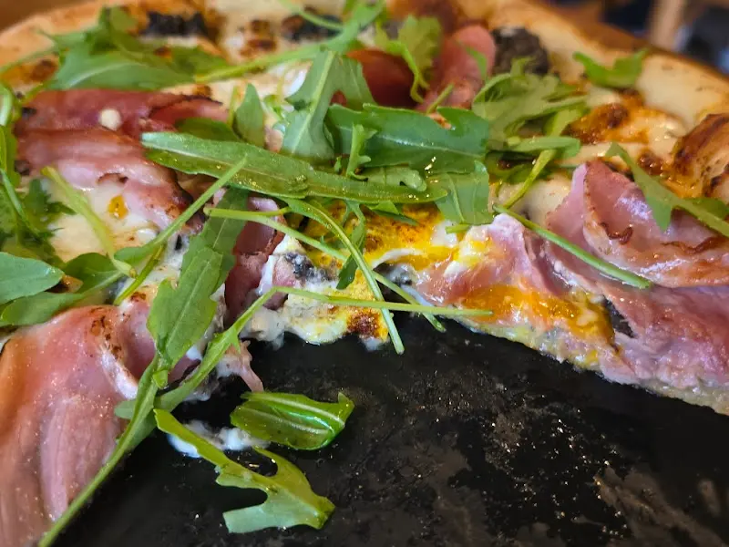 화덕에서 갓 구워져 나온 피자