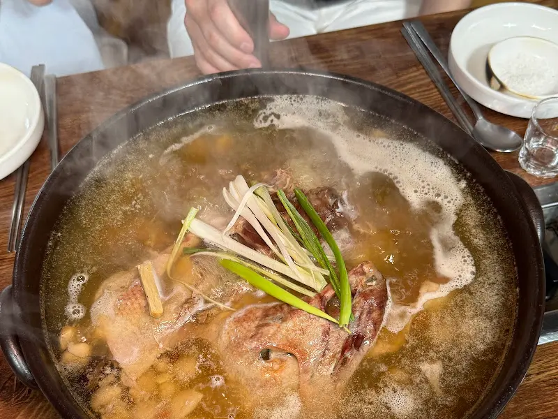 푸짐한 한방오리탕의 모습