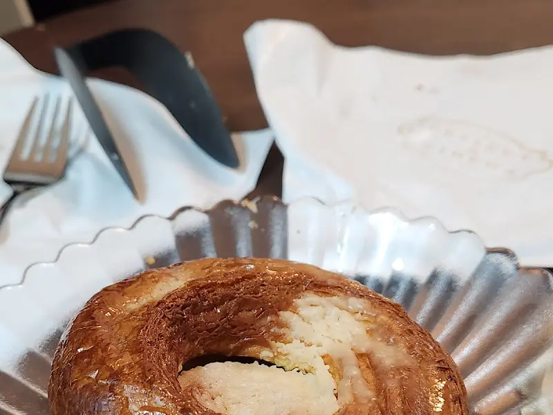 테이블 위에 놓인 애플파이