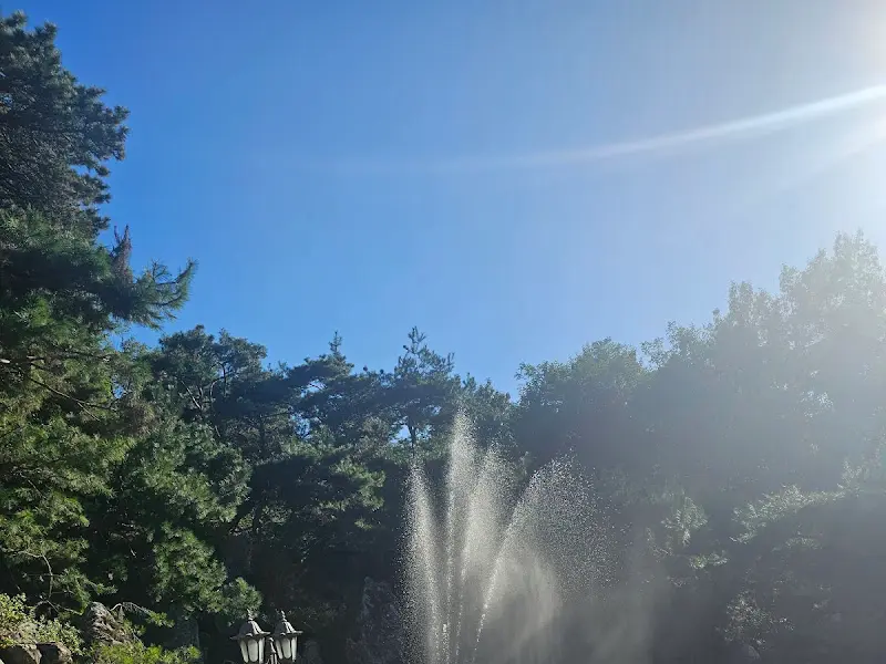 카페 야외 정원의 폭포