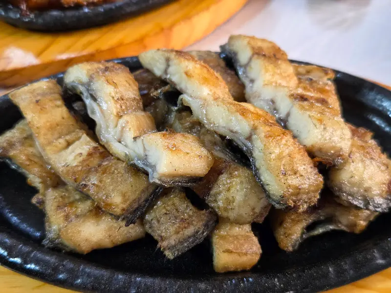 노릇노릇하게 구워진 갯벌장어 소금구이