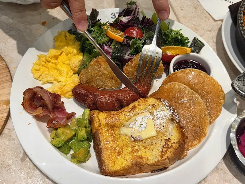 팬케이크, 소세지, 스크램블 에그 등이 담긴 브런치 플레이트