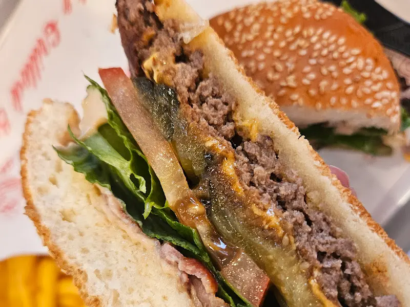 잘린 단면을 보여주는 더블 클래식 치즈버거