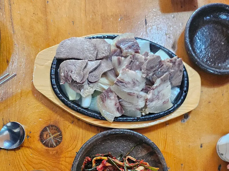 팽이버섯 위에 놓인 수육