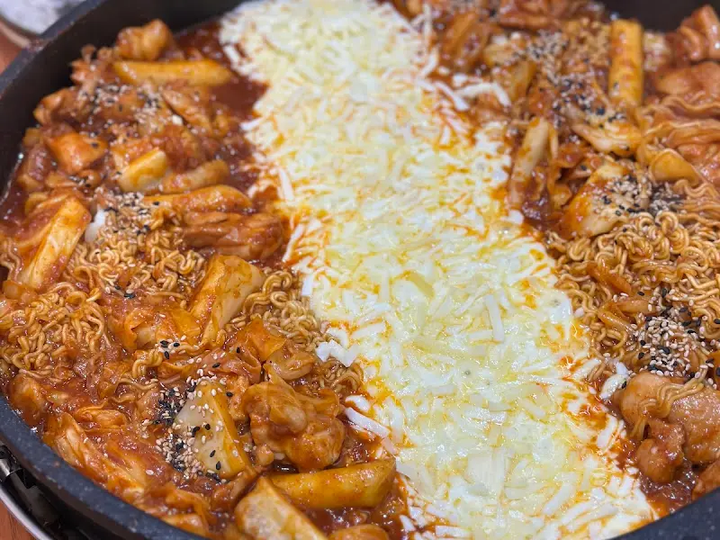 모듬 사리가 추가된 닭갈비