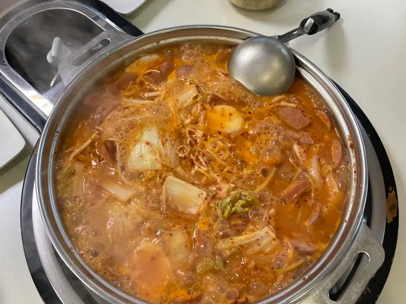 스페셜 부대찌개가 냄비 안에서 맛있게 끓고 있는 모습