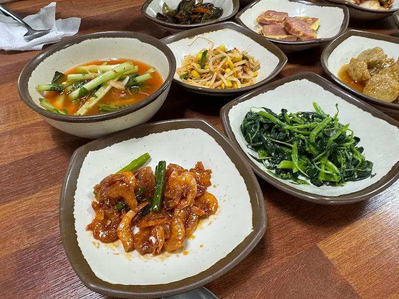 다채로운 밑반찬 한 상 차림