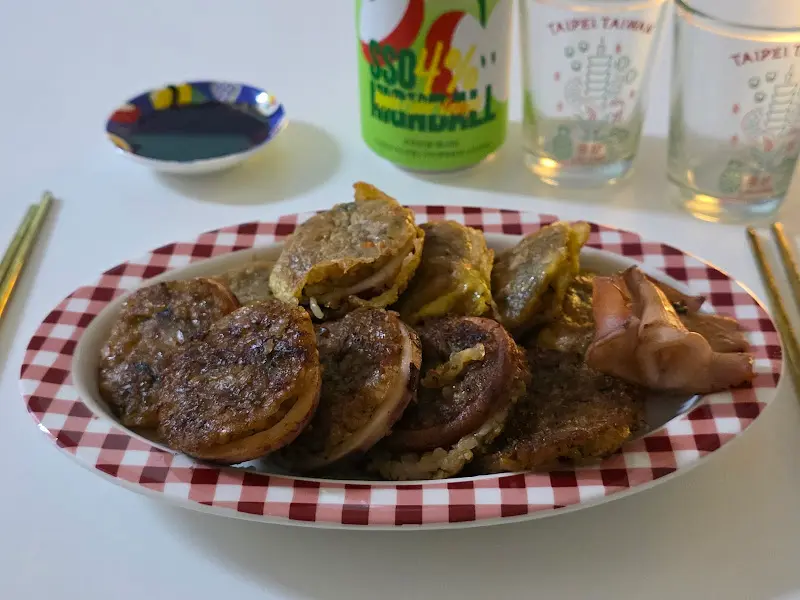 접시에 담긴 오징어순대 튀김