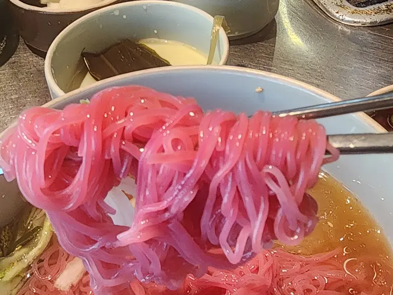 분홍빛 면이 인상적인 냉면
