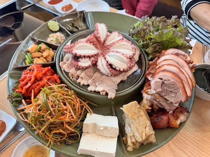 푸짐한 족발 한 상 차림