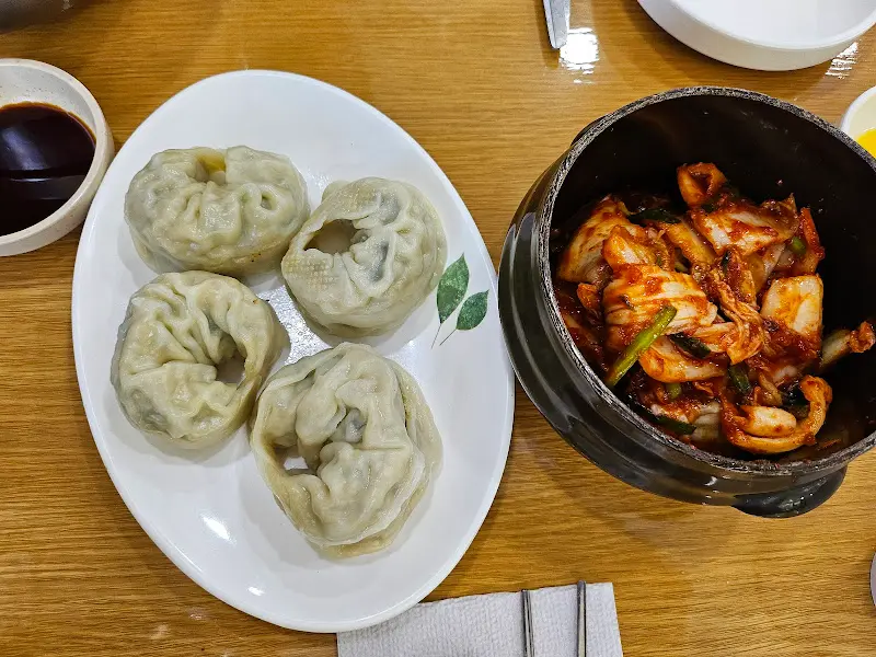 윤기가 흐르는 왕만두와 김치