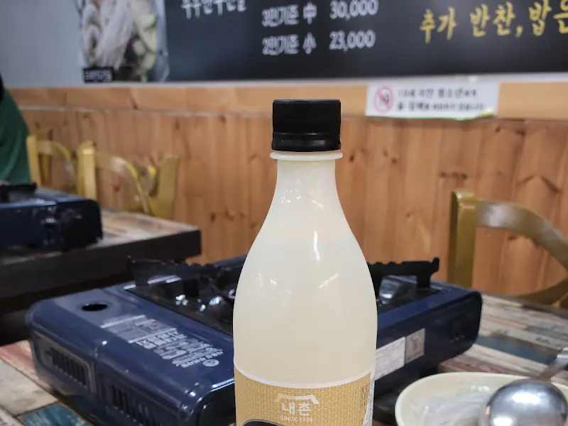 탁자 위에 놓인 막걸리 병