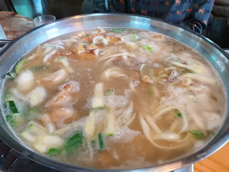 해산물이 듬뿍 들어간 해물칼국수