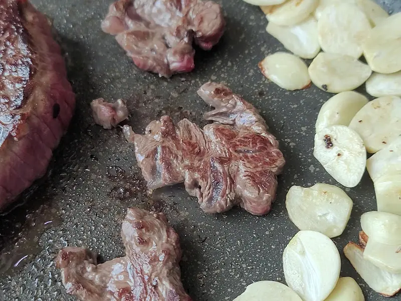 돌판 위에서 구워지는 한우